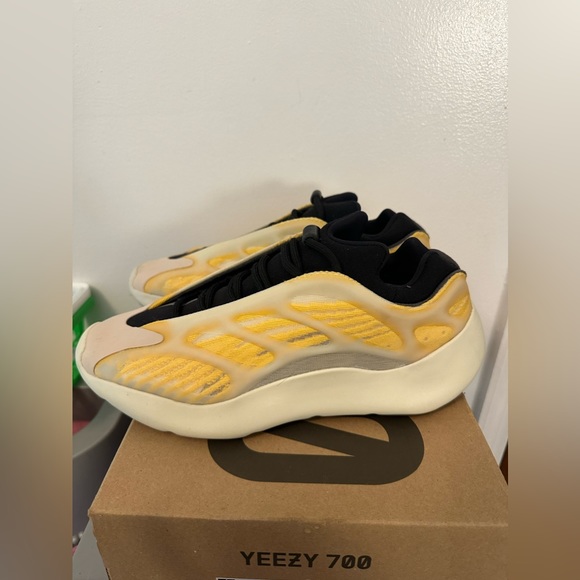 Yeezy 700 size 9 - Picture 6 of 9